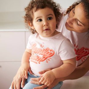 Achat Tee-shirt fille Family team collection capsule vertbaudet et Studio Jonesie en coton bio rose pas cher en promo