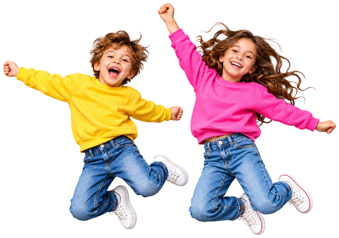 Deux enfants en sweat jaune et rose sautent avec enthousiasme.